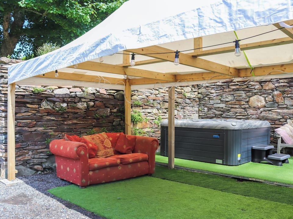 Hot tub | Plas Isaf, Betws Garmon, near Beddgelert