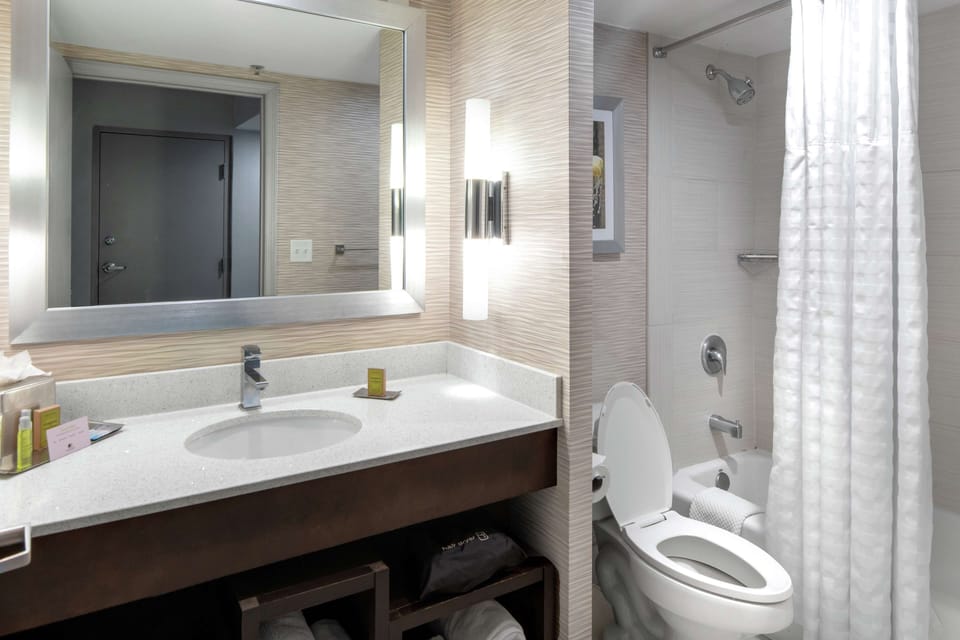Room, 1 King Bed, Balcony or Patio | Bathroom | Combined shower/tub, free toiletries, hair dryer, towels