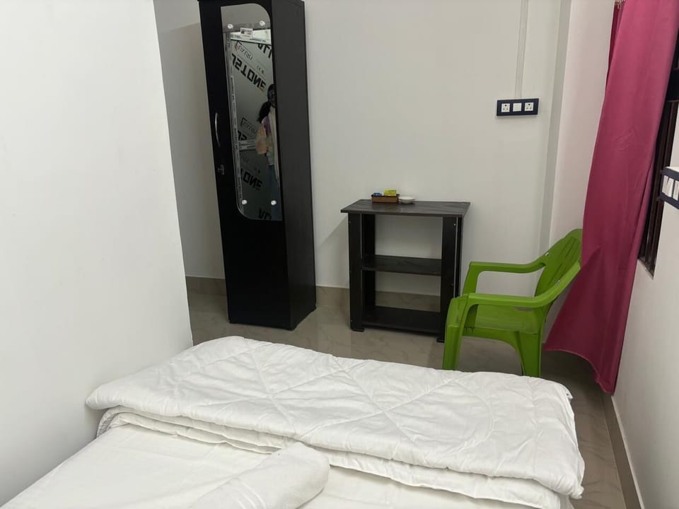 Basic Single Room, Mixed Dorm | Desk, laptop workspace, WiFi (free)