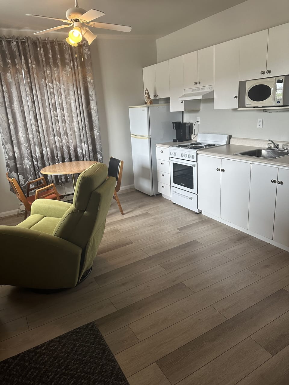 Premium Room, 1 Queen Bed, Kitchenette | Desk, soundproofing, rollaway beds, free WiFi
