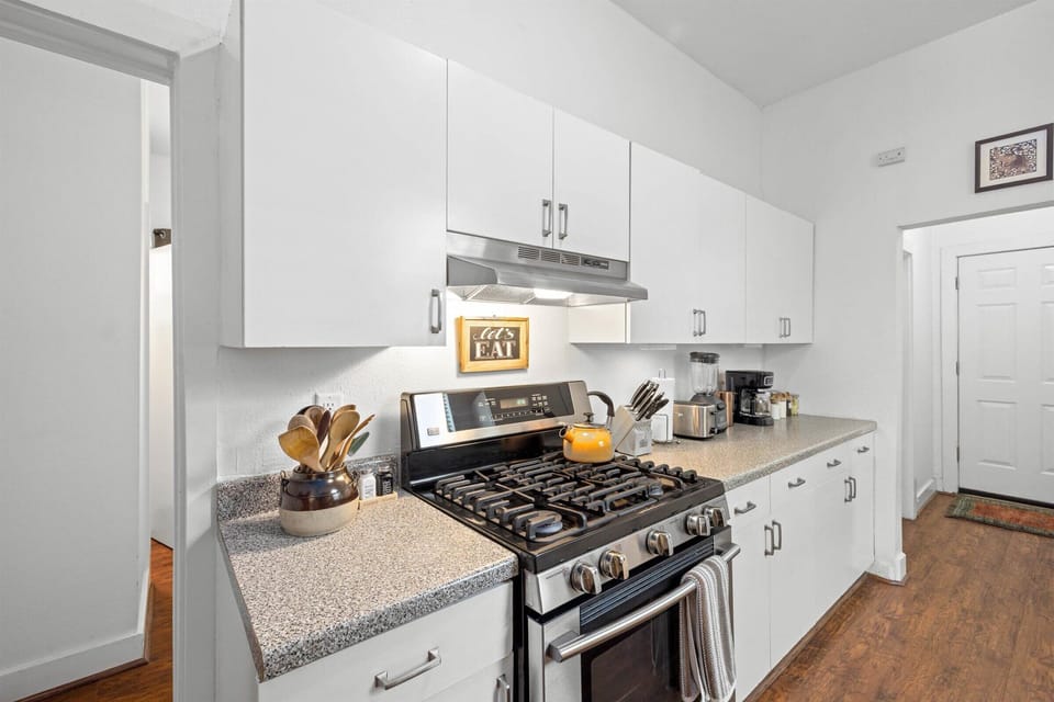 Fully equipped kitchen with high quality granite countertops.