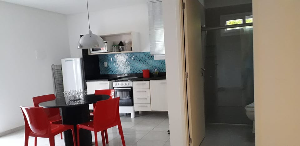 Apartamento Casal, Com Varanda no terreo | Shared kitchen facilities | Full-size fridge, microwave, oven, stovetop