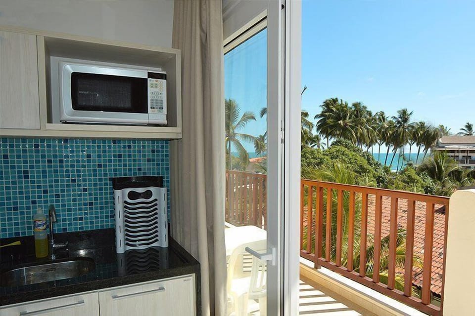 Full-size fridge, microwave, oven, stovetop