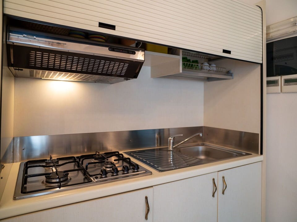 Kitchen Appliance, Kitchen, Major Appliance, Kitchen Stove, Kitchen Sink, Gas Stove, Countertop, Stove, Cooktop, Home Appliance
