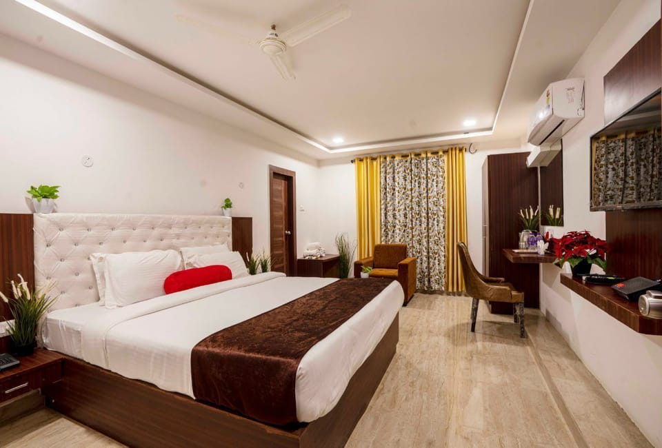 Premium bedding, pillowtop beds, in-room safe, desk