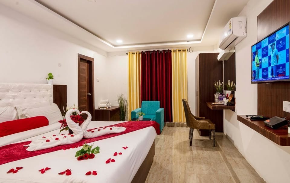 Premium bedding, pillowtop beds, in-room safe, desk