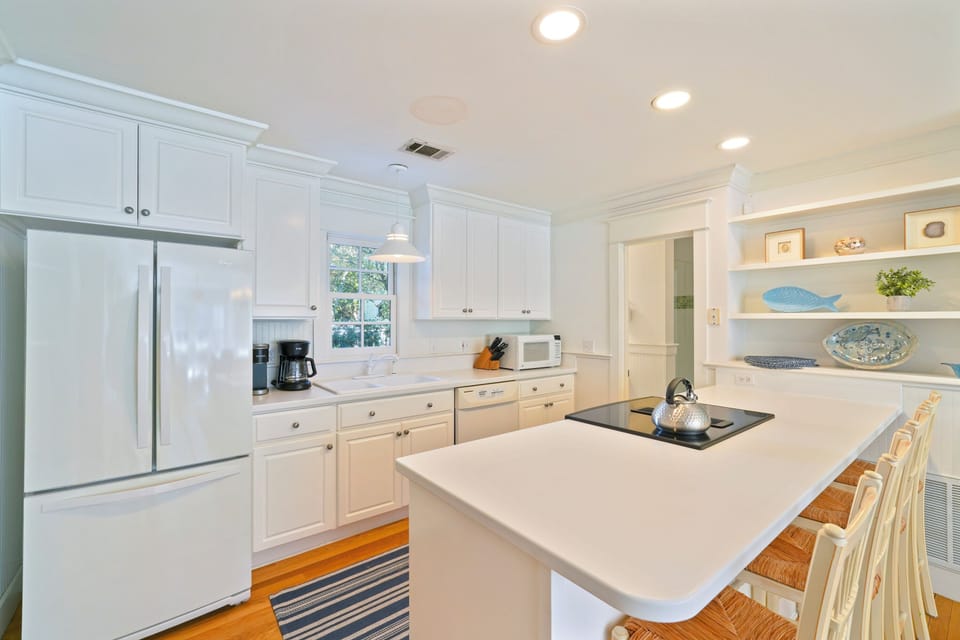 BEAUTIFUL KITCHEN WITH ISLAND WITH BAR SEATING FOR 4
