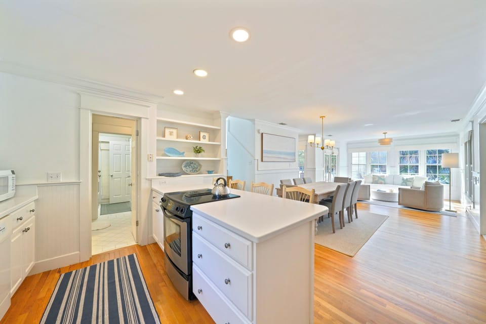 KITCHEN ISLAND WITH ELECTRICAL STOVE TOP