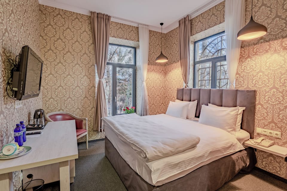 Deluxe Double Room | Egyptian cotton sheets, premium bedding, memory foam beds, minibar