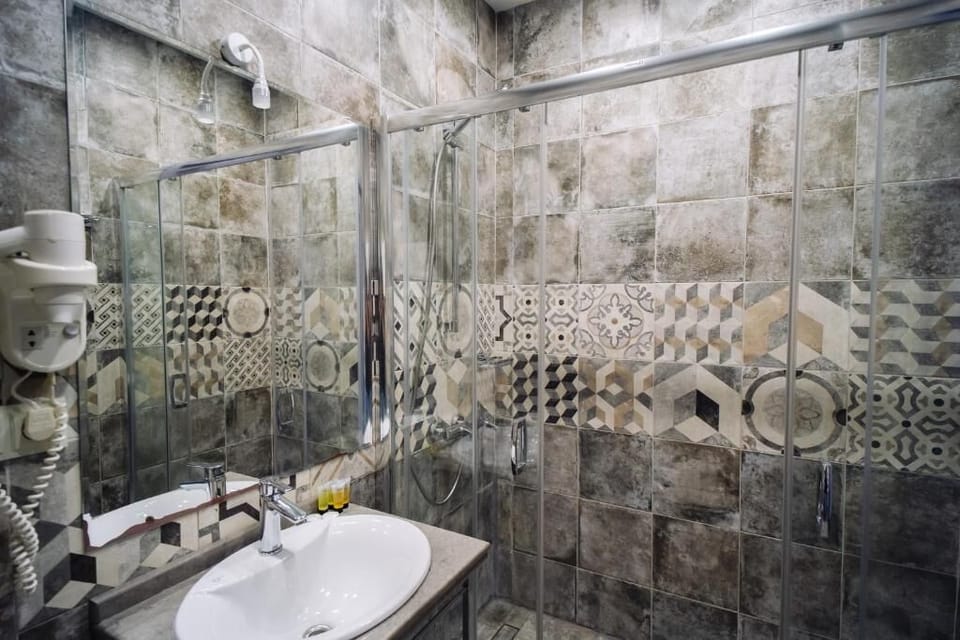 Deluxe Double Room | Bathroom | Shower, free toiletries, hair dryer, bathrobes
