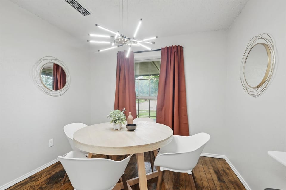 Cozy and intimate, this adorable breakfast nook is perfect for the early birds who enjoy starting the day off with a moment of peace as they enjoy their first sips of coffee. 