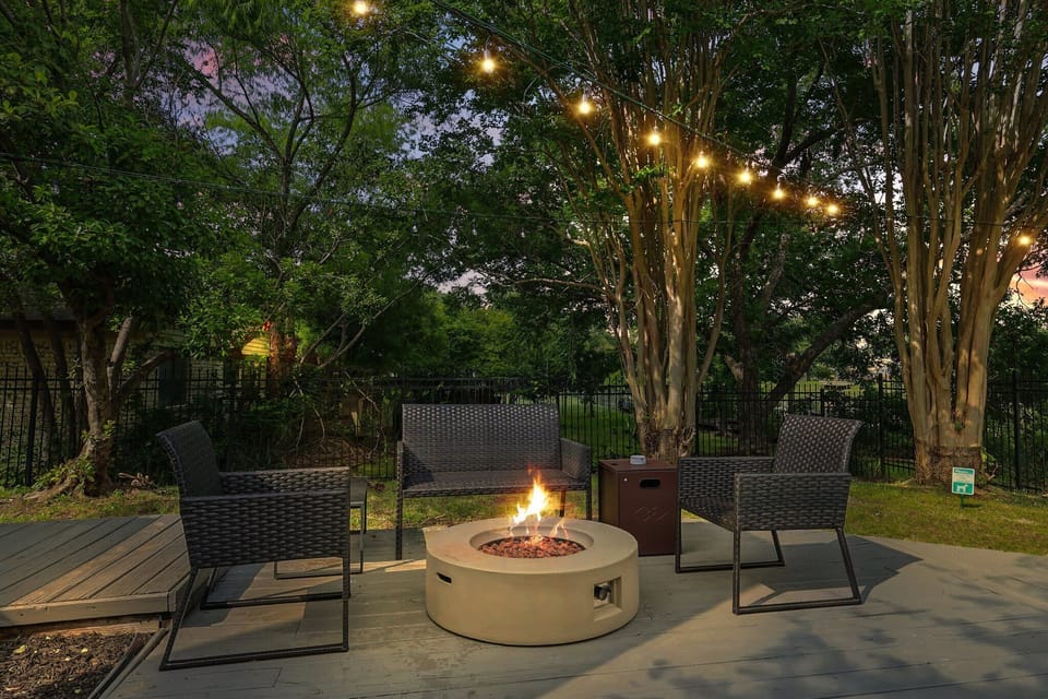 Grab a drink and take a seat around the fire pit! As you chat later into the evening, let the undulating flicker of flames mesmerize you and keep you nice and warm.