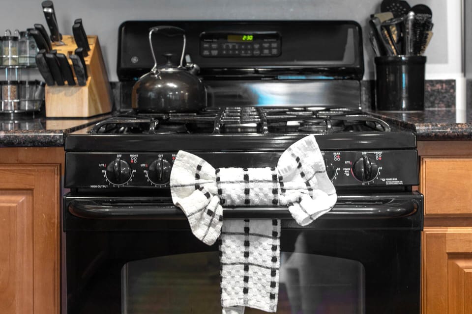 Bear Hollow 3303: Kitchen stove and oven