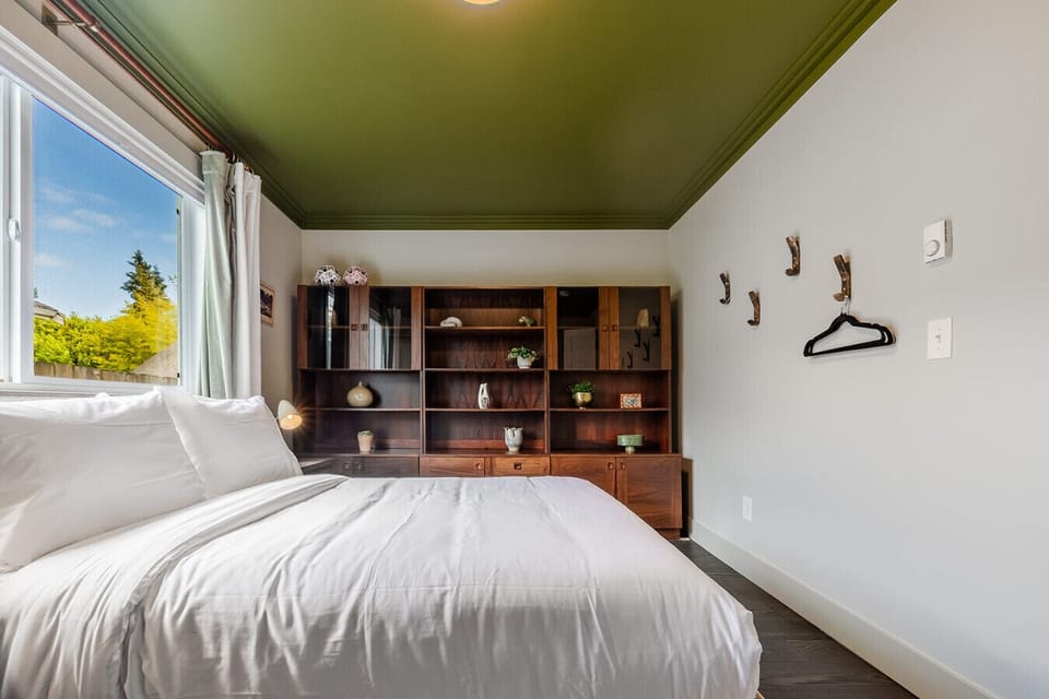 The Green Room – A calming full-size retreat with plush bedding, soft textures, and serene vibes.