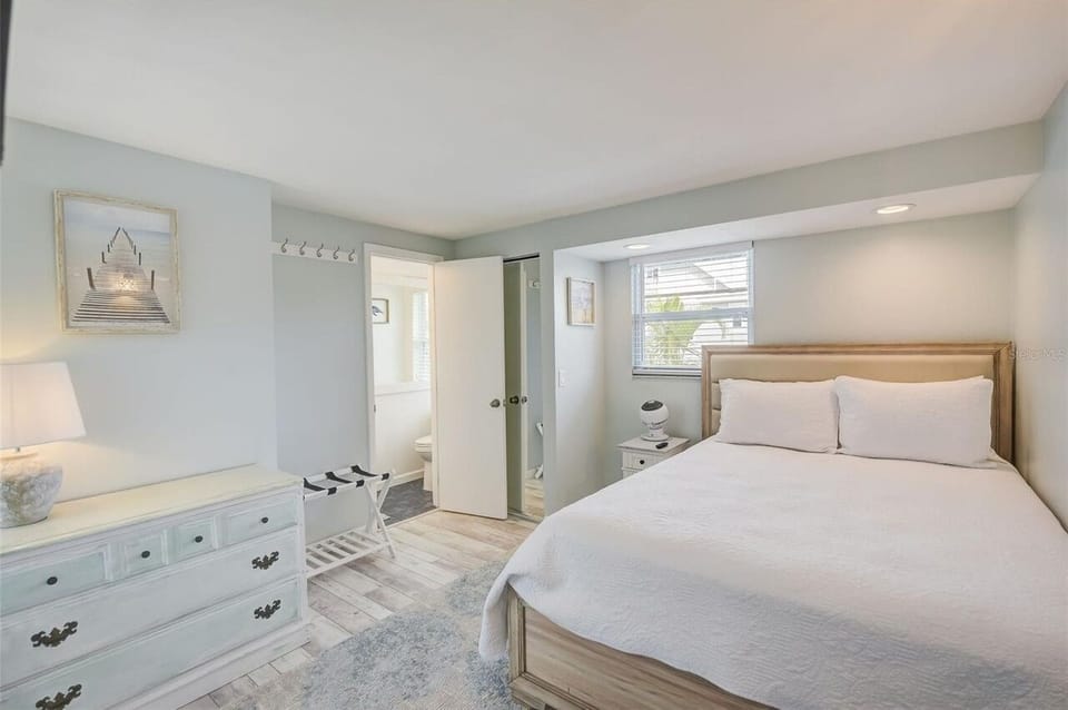 Second Bedroom, Queen