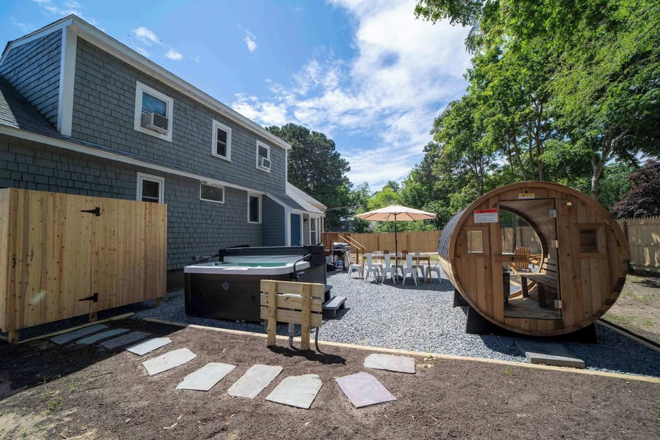 💦 Hot Tub – Soak and relax under the stars. Pre-set to a comfortable temperature, with available hours for guest use.