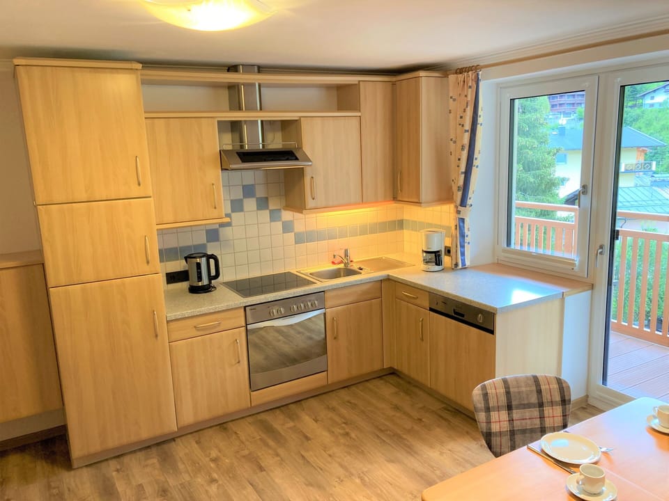 Apartment, Balcony, Mountain View | Private kitchen