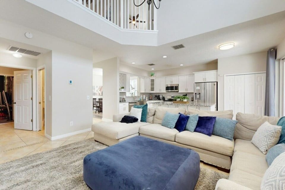 Family room/den with cable TV