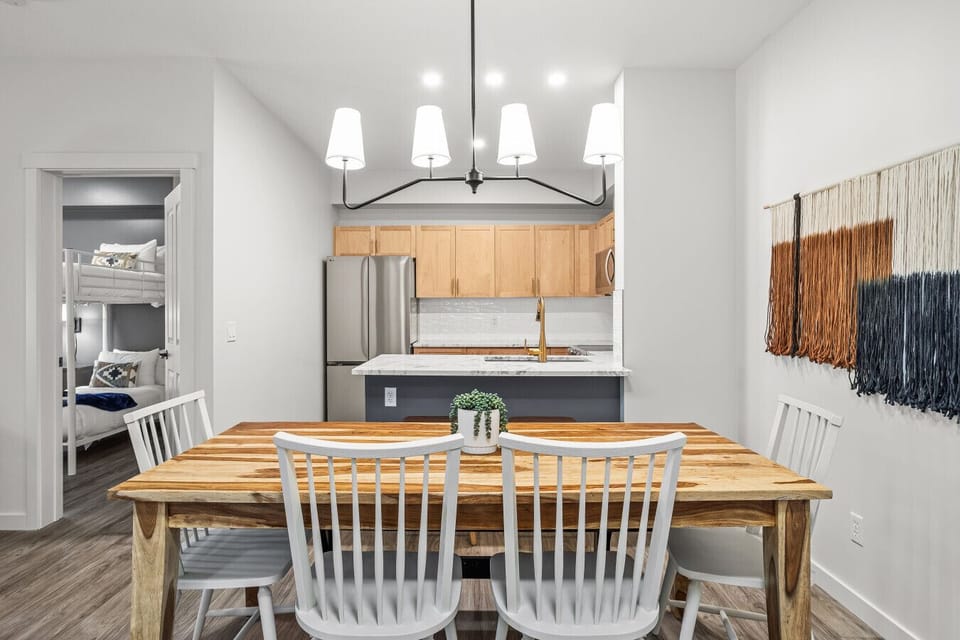 Dining table for 6 and x2 counter stools
