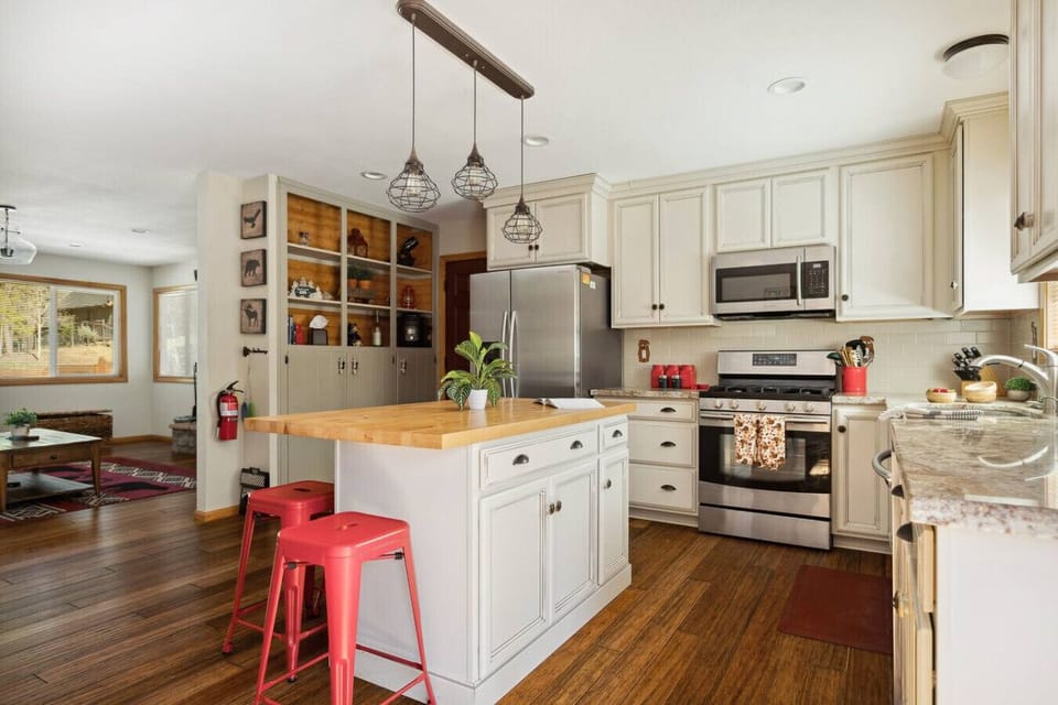 Enjoy spending time in the kitchen, cooking, and making the most of the spacious island.