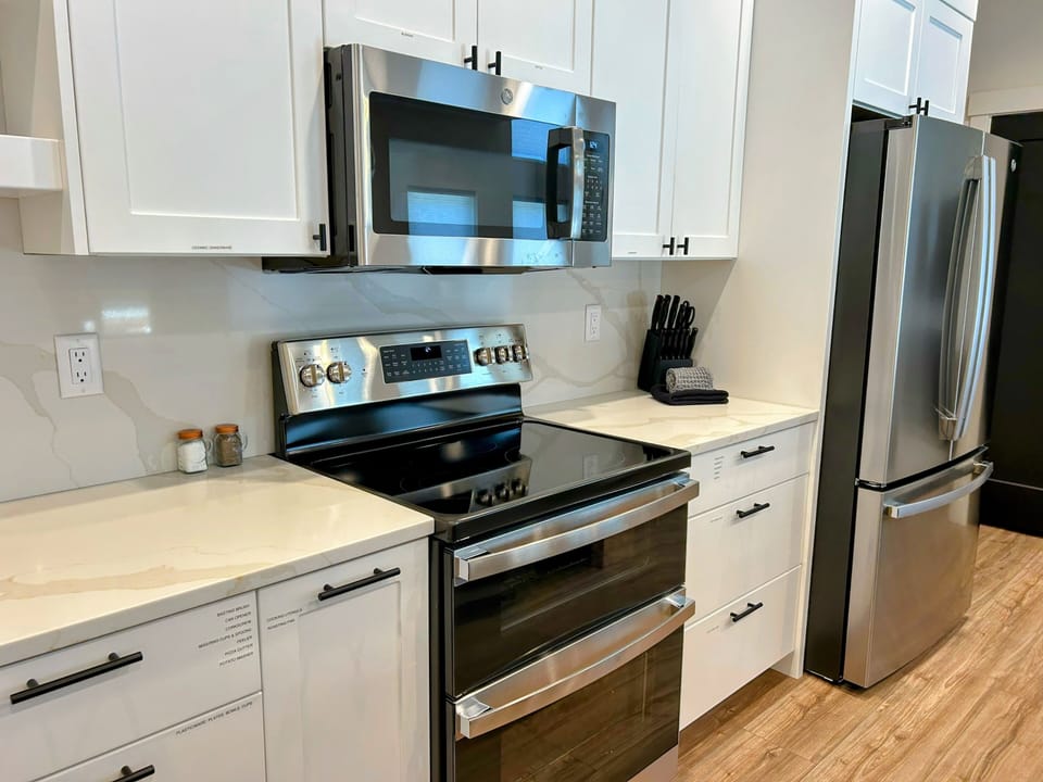 fully stocked spacious kitchen island with four inviting bar seats