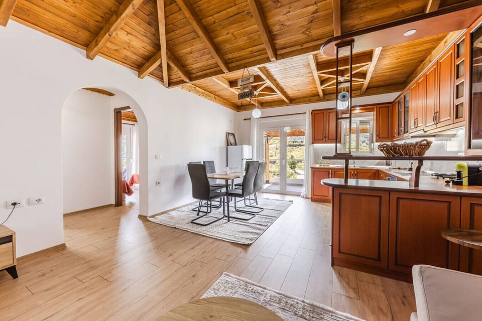 Dining area and fully-equipped kitchen
