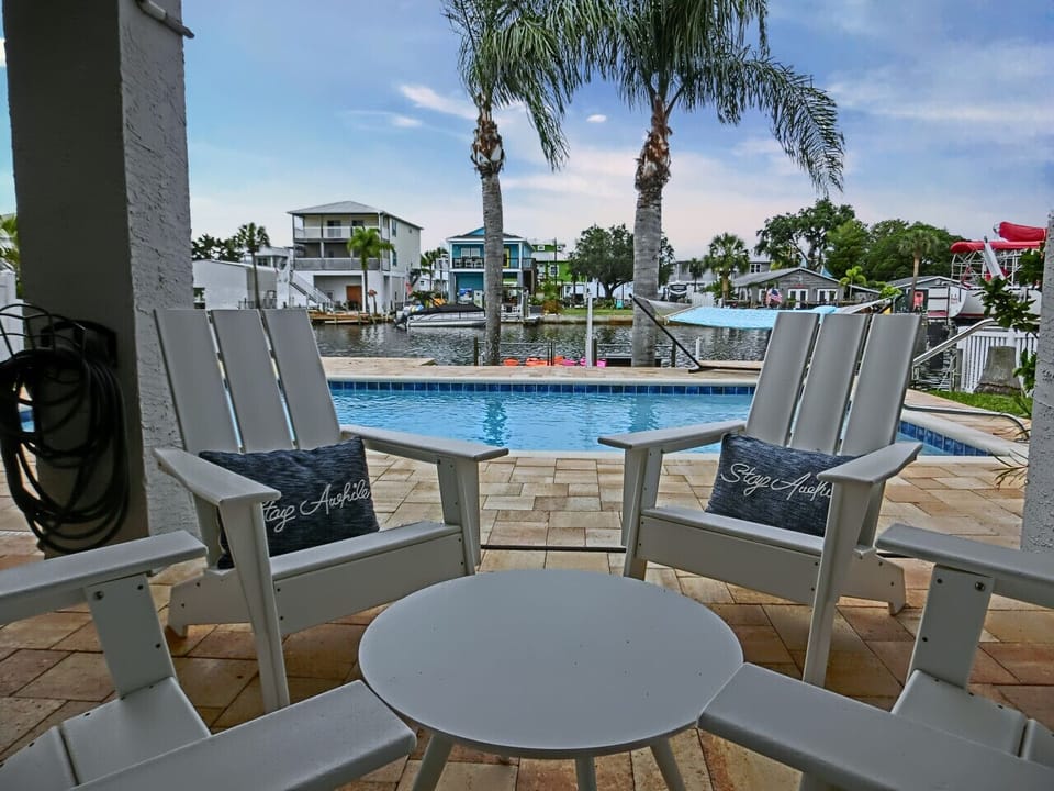 Relax Pool Side