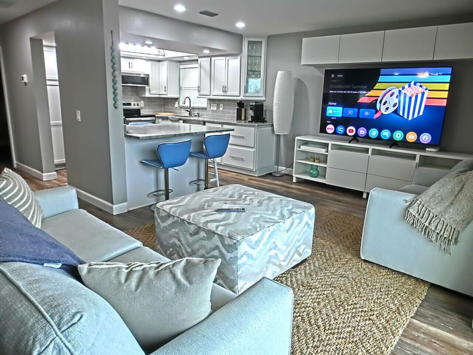 Open and Cozy Livingroom with Smart TV!