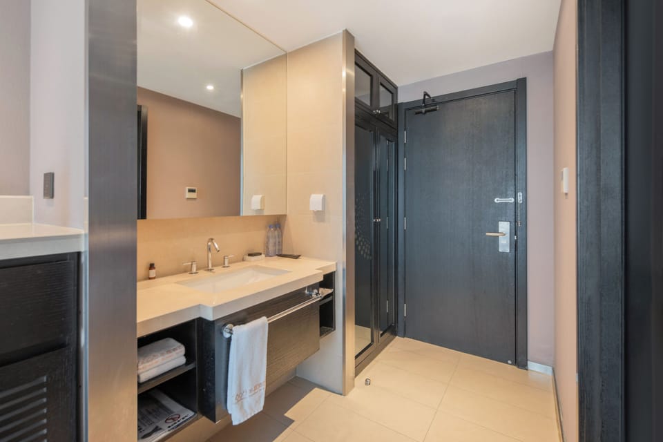 Luxury Double Room, 1 Queen Bed, Hot Tub | Bathroom | Separate tub and shower, rainfall showerhead, free toiletries