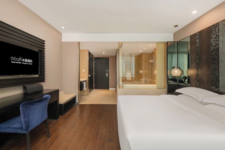 Luxury Double Room, 1 Queen Bed, Hot Tub | Egyptian cotton sheets, premium bedding, pillowtop beds, in-room safe