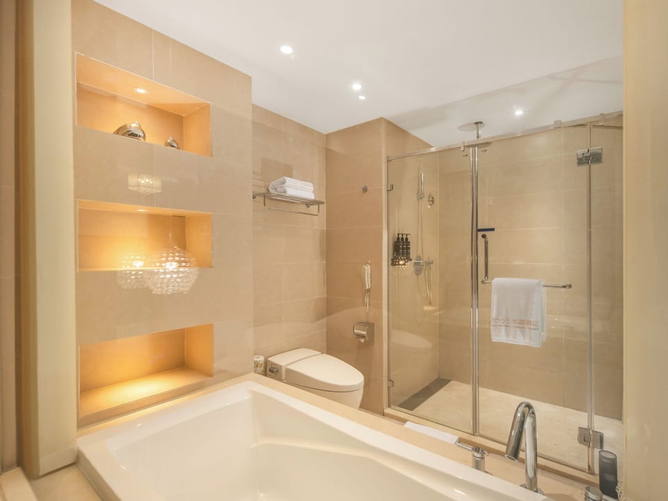 Luxury Double Room, 1 Queen Bed, Hot Tub | Bathroom | Separate tub and shower, rainfall showerhead, free toiletries