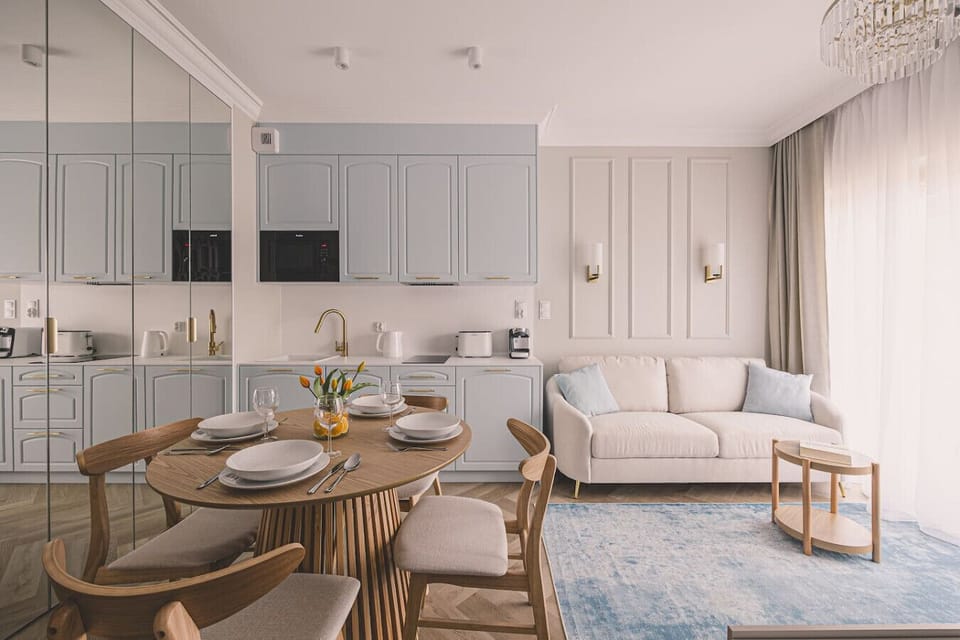 Bright open-plan space with kitchen and living room – perfect for a romantic escape by the Brda River.