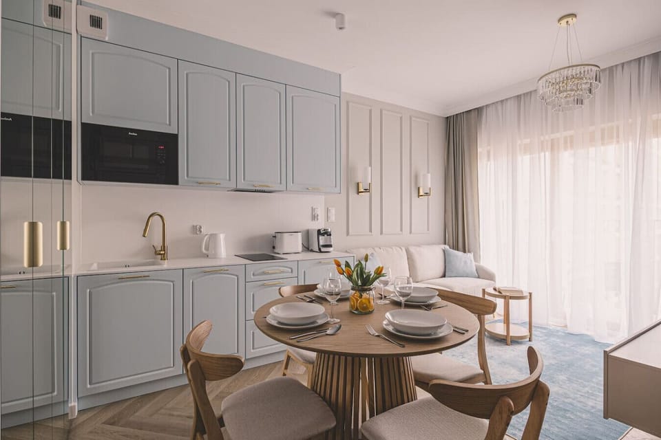 Modern kitchen with dining area – fully equipped, including a capsule coffee machine.