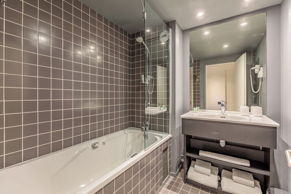 Junior Suite | Bathroom | Combined shower/tub, eco-friendly toiletries, hair dryer, towels