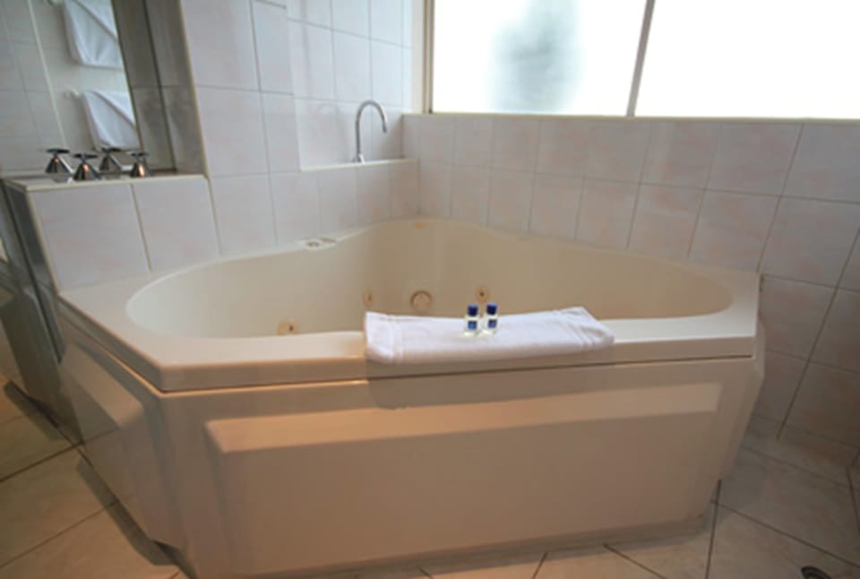 Deluxe Spa Room | In-room safe, iron/ironing board, free WiFi, bed sheets