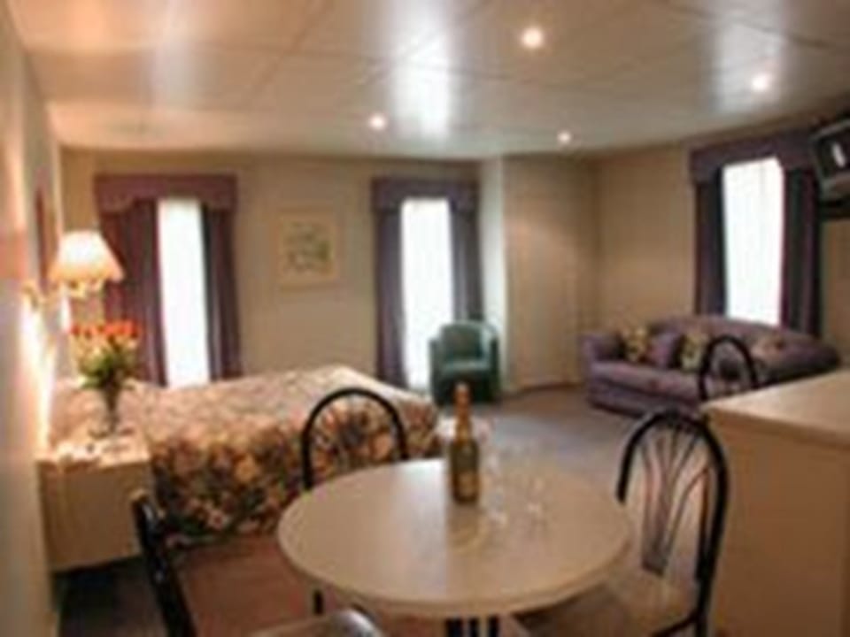 Studio Room | In-room dining