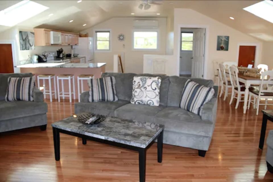 4 Bedroom Shore House | Living area | 55-inch TV with cable channels