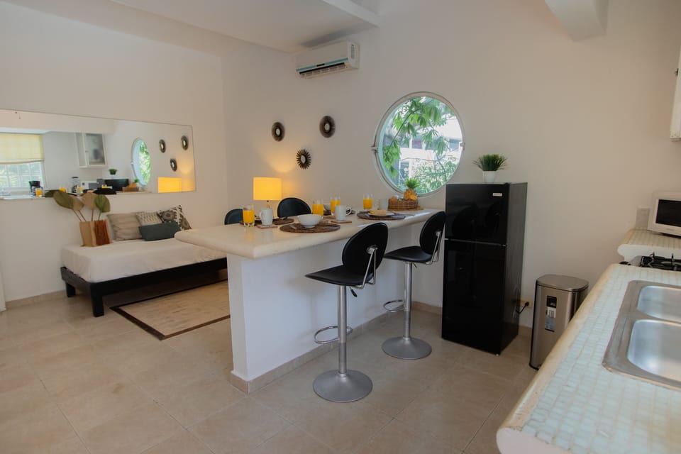 Departamento acceso gratis Beach Club, metros 5th Avenida, Centro, 1 Habitacion, 3 pax | Private kitchen | Full-size fridge, microwave, oven, stovetop