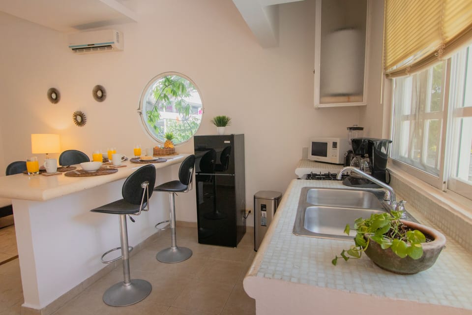 Departamento acceso gratis Beach Club, metros 5th Avenida, Centro, 1 Habitacion, 3 pax | Private kitchen | Full-size fridge, microwave, oven, stovetop