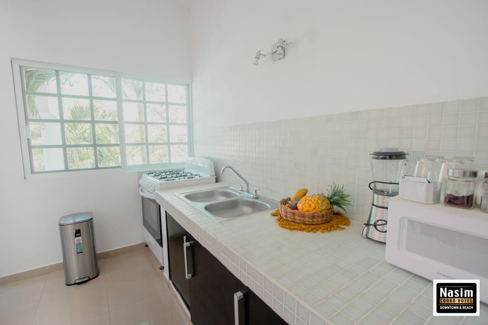 Full-size fridge, microwave, oven, stovetop