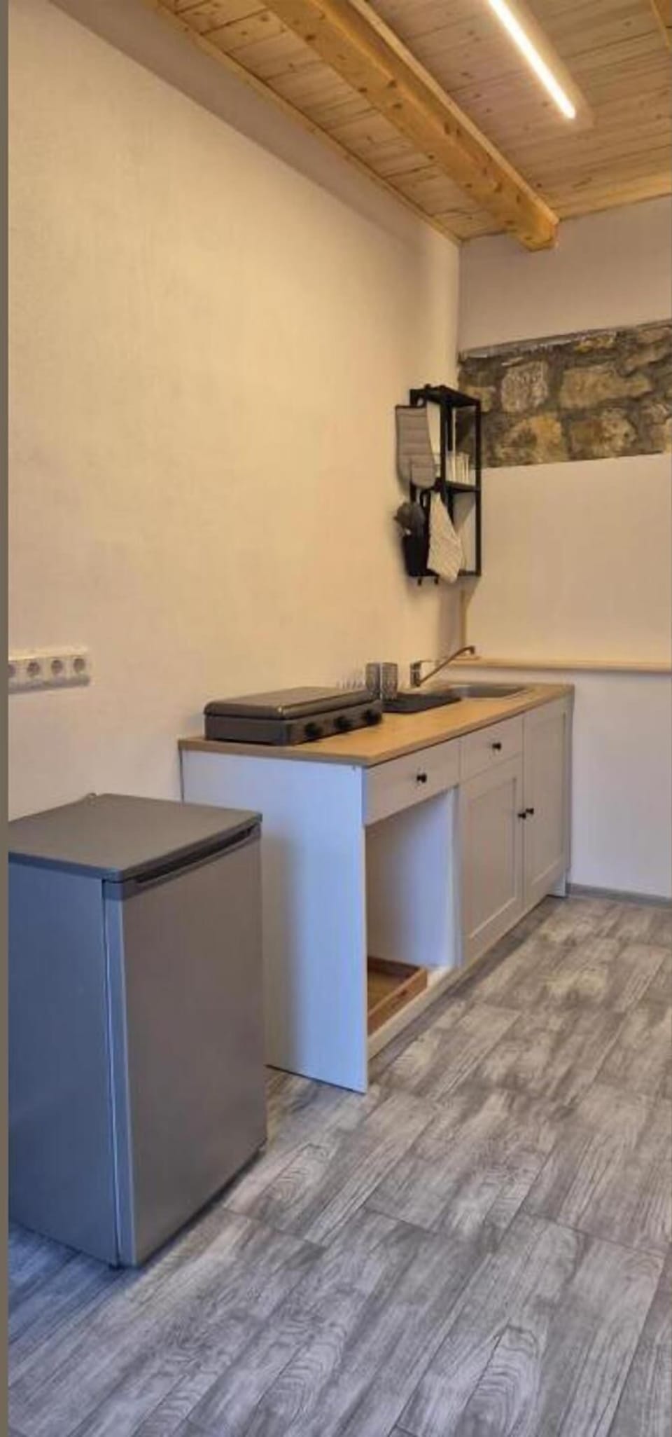 Cottage | Private kitchen | Fridge, microwave, oven, stovetop