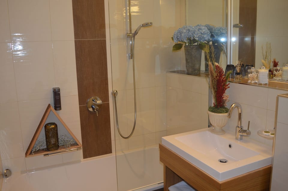 Junior Suite, Balcony, Mountain View | Bathroom | Free toiletries, hair dryer, towels, toilet paper