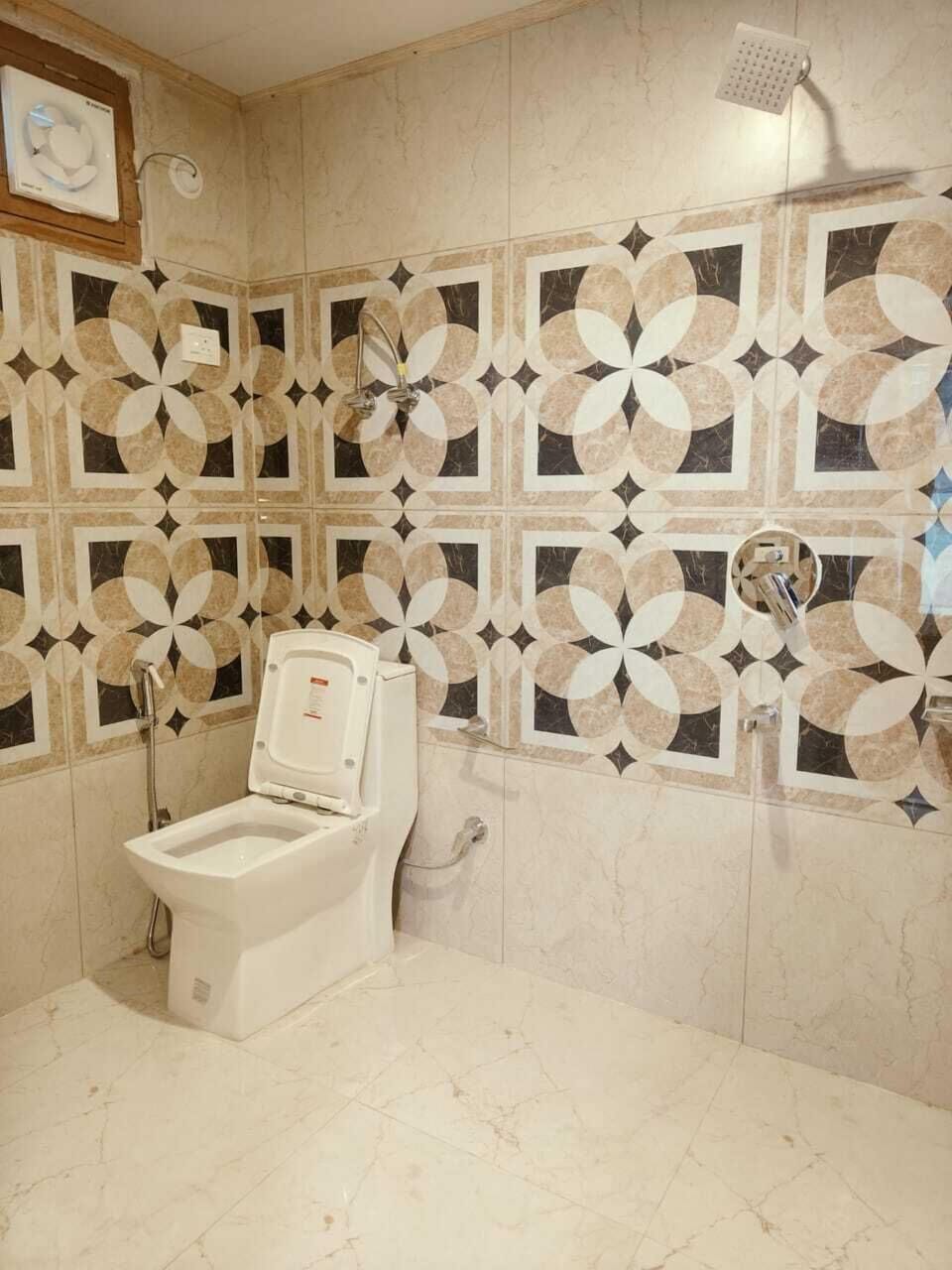 Shower, rainfall showerhead, free toiletries, towels