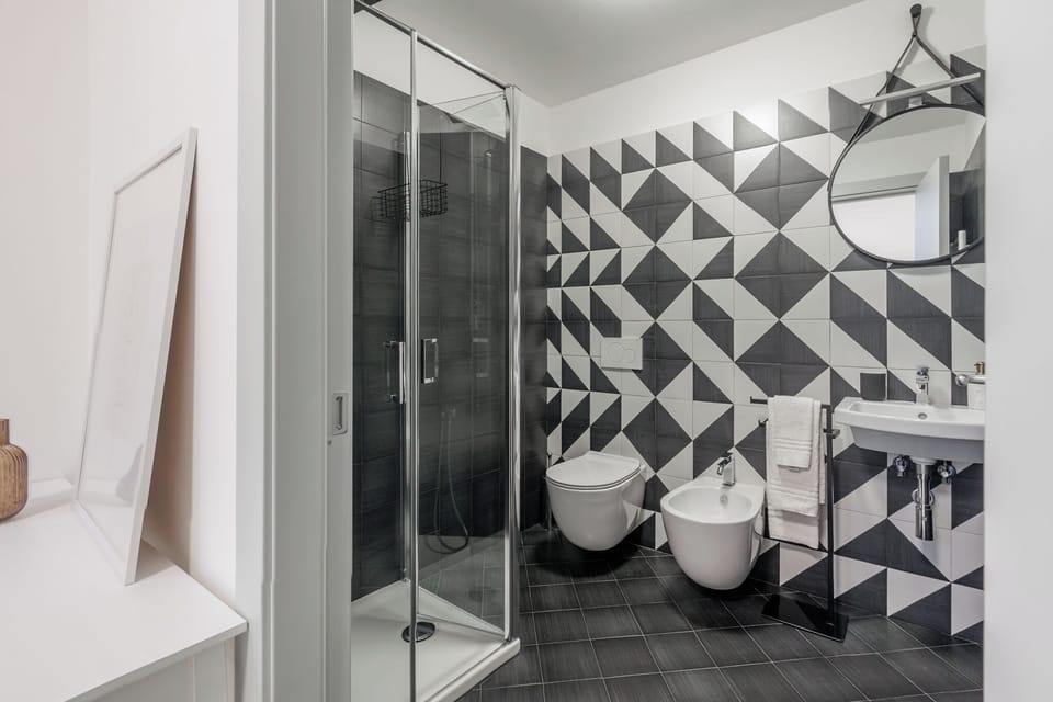 Deluxe Double Room, Private Bathroom, City View | Bathroom | Shower, free toiletries, hair dryer, bidet