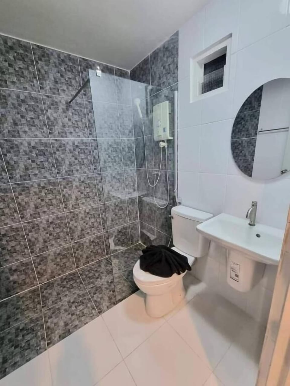 Standard Double Room | Bathroom | Free toiletries, towels, soap, shampoo