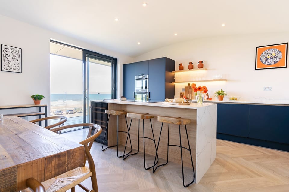 Kitchen The Crow's Nest, The Lookout, Widemouth Bay, Cornwall, self catering with Beach Retreats.