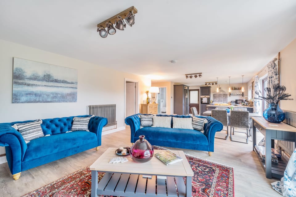 Badgers Holt, Bridport: Relax together on the comfortable sofas