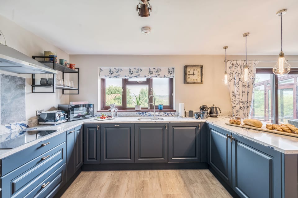 Badgers Holt, Bridport: Plenty of counter space and storage in the kitchen