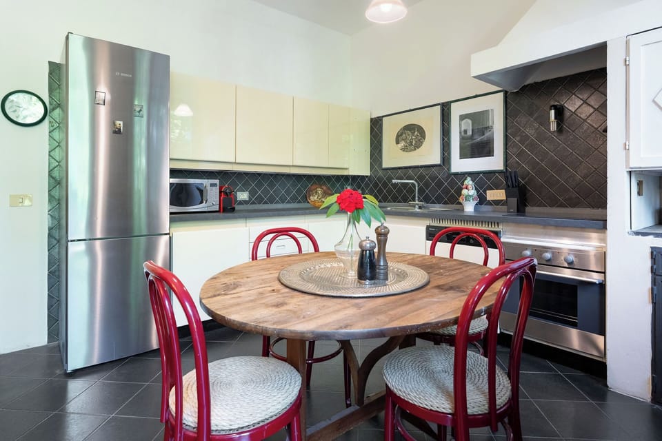Full-size fridge, microwave, oven, stovetop
