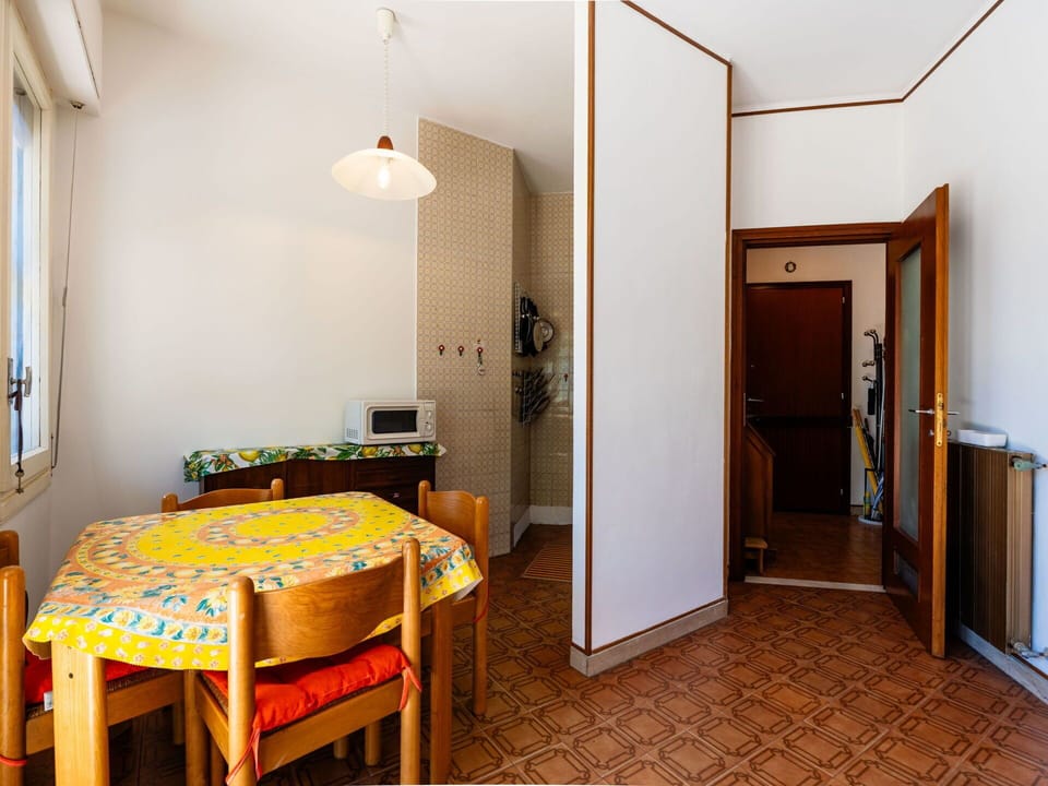 Flooring, Floor, Interior Design, Wall, Wood, Ceiling, Furniture, Room, Brown, Apartment